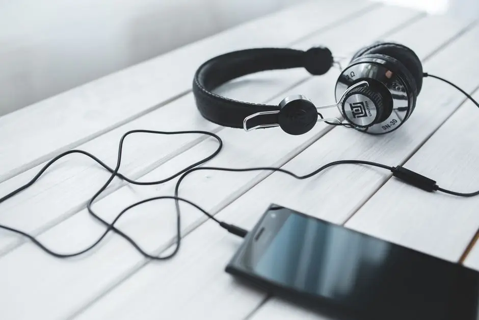Smartphone modern dengan aksesori gadget di meja
